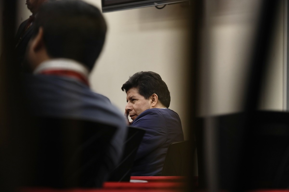 Eski Peru Devlet Başkanı Pedro Castillo, devlete karşı isyan ve diğer suçlamalarla yargılandığı...