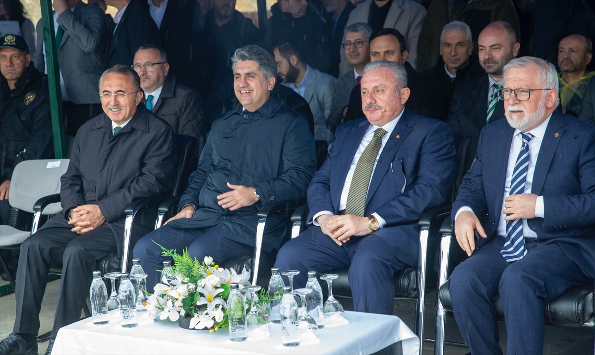 Eski TBMM Başkanı Mustafa Şentop (sağ 2), Bolu Abant İzzet Baysal Üniversitesi (BAİBÜ) İlahiyat...