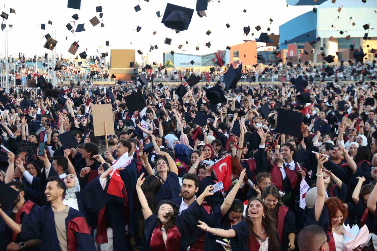 ESKİŞEHİR ANADOLU ÜNİVERSİTESİ'NDE DÜZENLENEN MEZUNİYET TÖRENİNDE, YAKLAŞIK 5 BİN ÖRGÜN VE 500...
