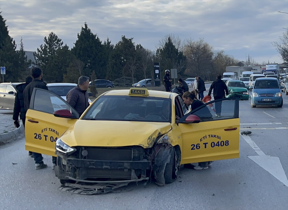 Eskişehir-Ankara kara yolunda taksi, otomobil ve tırın karıştığı zincirleme trafik kazasında 3...