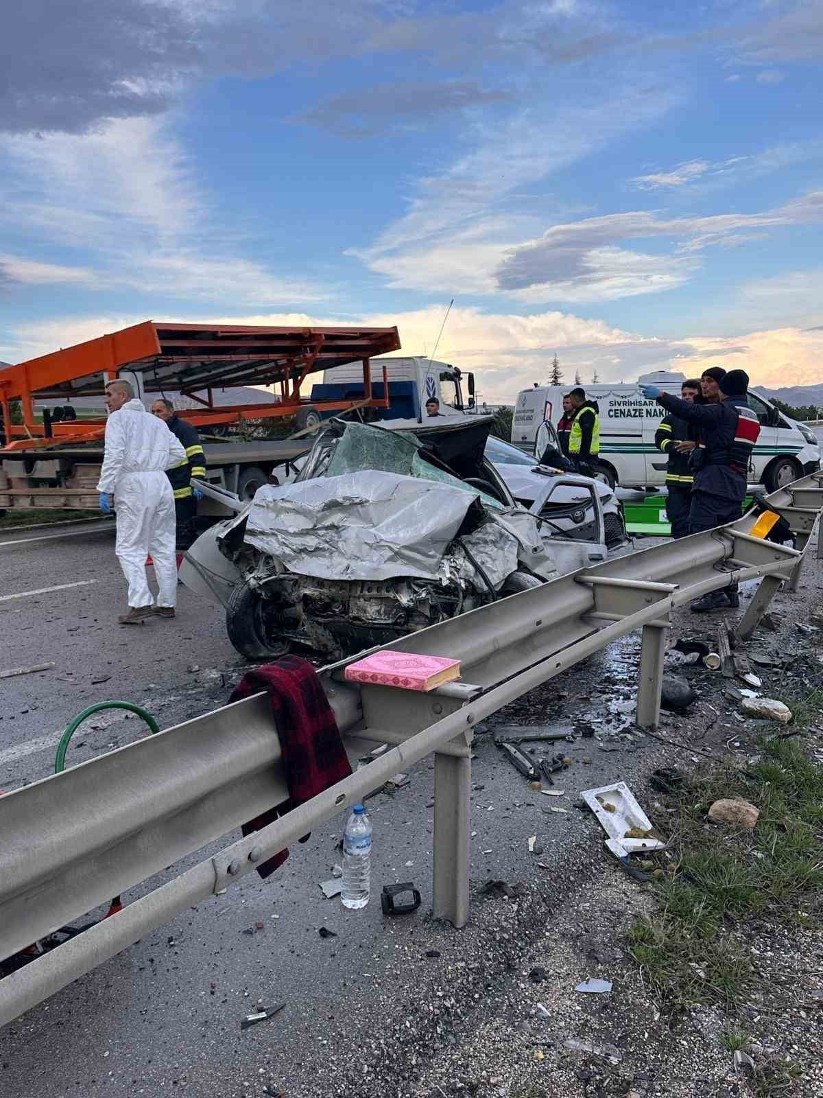 ESKİŞEHİR-ANKARA YOLUNDA KONTROLDEN ÇIKARAK KARŞI ŞERİDE GEÇEN OTOMOBİLE BAŞKA BİR OTOMOBİLE...