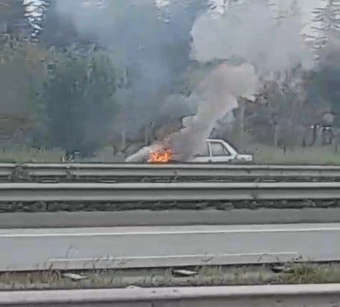 ESKİŞEHİR ÇEVRE YOLU'NDA BİR OTOMOBİLDE ÇIKAN YANGINA İTFAİYE EKİPLERİ MÜDAHALE ETTİ.