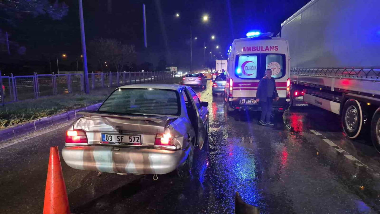ESKİŞEHİR ÇEVRE YOLU'NDA TIRIN OTOMOBİLE, KONTROLDEN ÇIKAN OTOMOBİLİN DE ÖNÜNDEKİ ARACA ÇARPMASI...