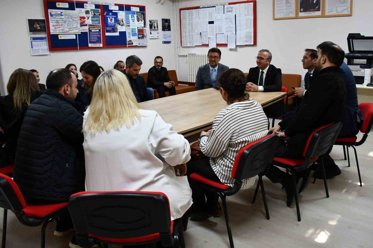 ESKİŞEHİR İL MİLLÎ EĞİTİM MÜDÜRÜ SİNAN AYDIN, ŞEHİT MUSTAFA TÜRKER İLKOKULU'NDA ÖĞRETMENLERLE BİR...