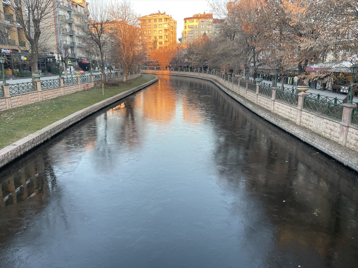 Eskişehir kent merkezinden geçen Porsuk Çayı'nın yüzeyinde soğuk hava nedeniyle buz tabakası...