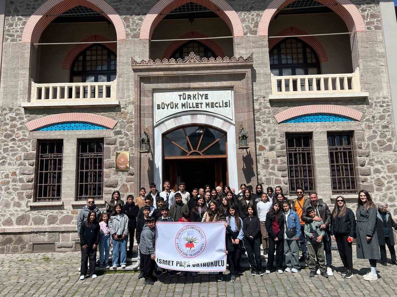 ESKİŞEHİR MAHMUDİYE İLÇESİNDE EĞİTİM GÖREN İSMETPAŞA ORTAOKULU ÖĞRENCİLERİ, "KUCAK DOLUSU...