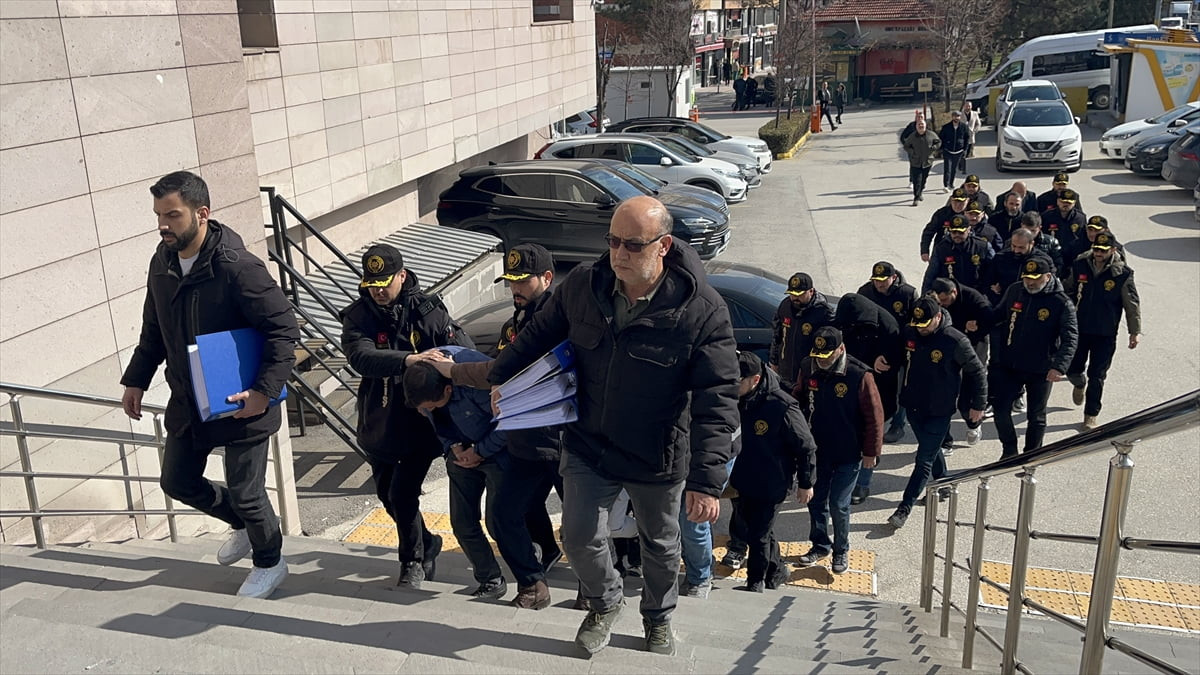 Eskişehir merkezli 4 ilde düzenlenen operasyonda, 100'den fazla lüks aracı parçalayıp yedek parça...