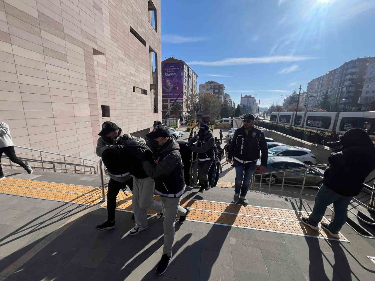 ESKİŞEHİR MERKEZLİ 6 İLDE, POLİS EKİPLERİNCE UYUŞTURUCU SATICILARINA YÖNELİK DÜZENLENEN EŞ ZAMANLI...