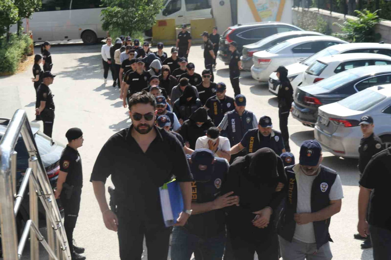 ESKİŞEHİR MERKEZLİ BAHİS OPERASYONUNDA YAKALANAN 16 ŞÜPHELİDEN 15’İ TUTUKLANARAK CEZAEVİNE...