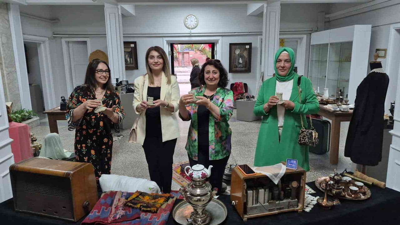 ESKİŞEHİR OLGUNLAŞMA ENSTİTÜSÜ TARAFINDAN DÜZENLENEN 'YAŞAYAN HATIRALAR - ANI SERGİSİ'NDE...