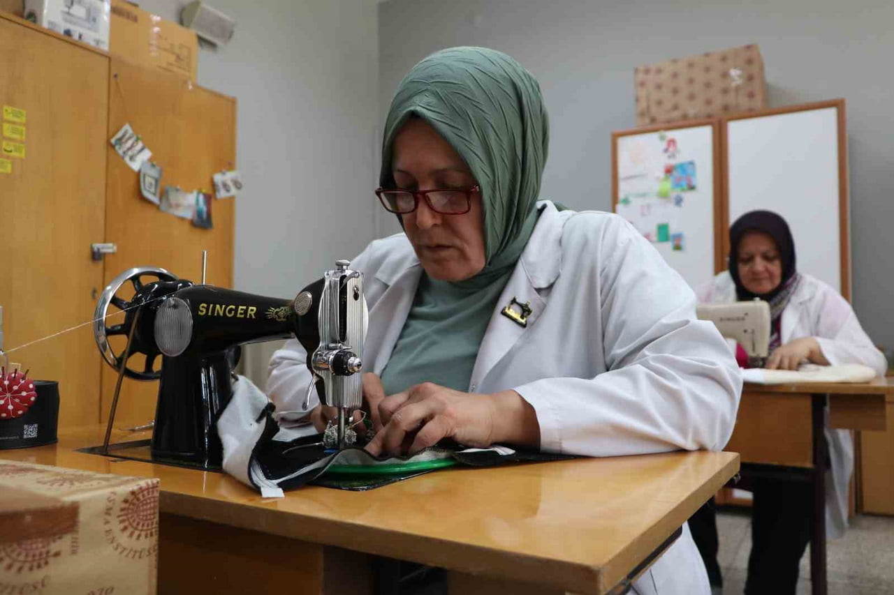 ESKİŞEHİR OLGUNLAŞMA ENSTİTÜSÜNDE USTA ÖĞRETİCİ OLARAK GÖREV YAPAN GÜLNİHAL YURTSEVEN, ATALARINDAN...