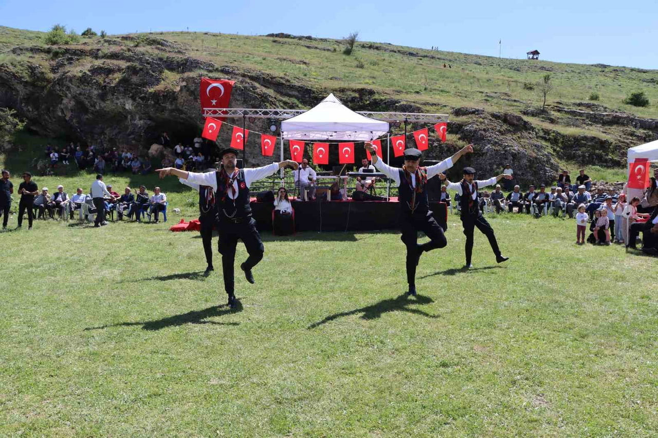 ESKİŞEHİR SANDIKÖZÜ'DE BAHAR ŞENLİĞİ VE ŞALVAR GECESİ COŞKUSU