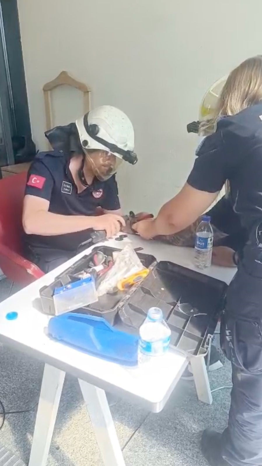 ESKİŞEHİR ŞEHİR HASTANESİNDE BİLEĞİNDE KELEPÇE SIKIŞAN BİR VATANDAŞ, ESKİŞEHİR BÜYÜKŞEHİR...