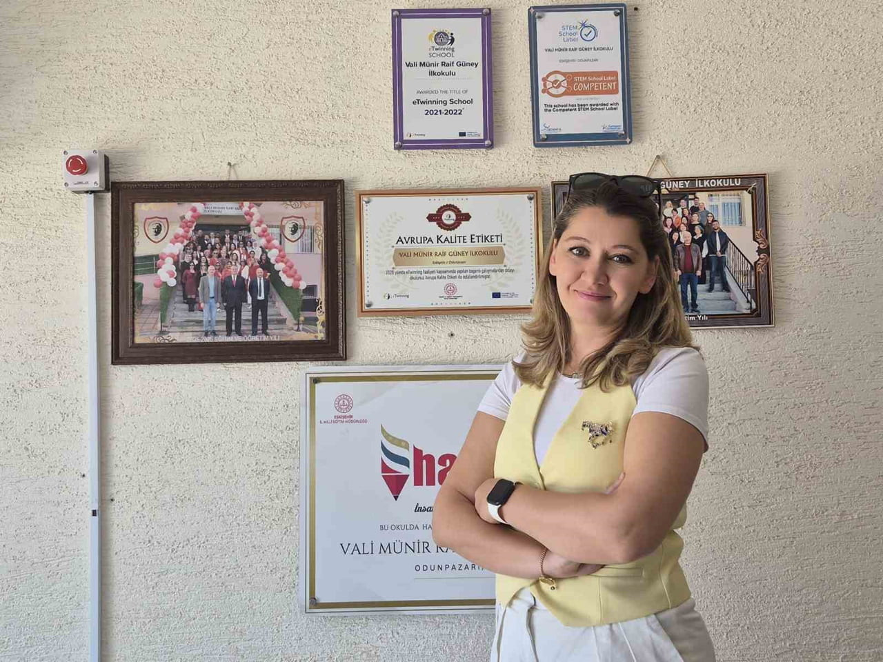 ESKİŞEHİR VALİ MÜNİR RAİF GÜNEY İLKOKULU SINIF ÖĞRETMENİ ELİF İLBARS, ALDIĞI BELGELERLE...