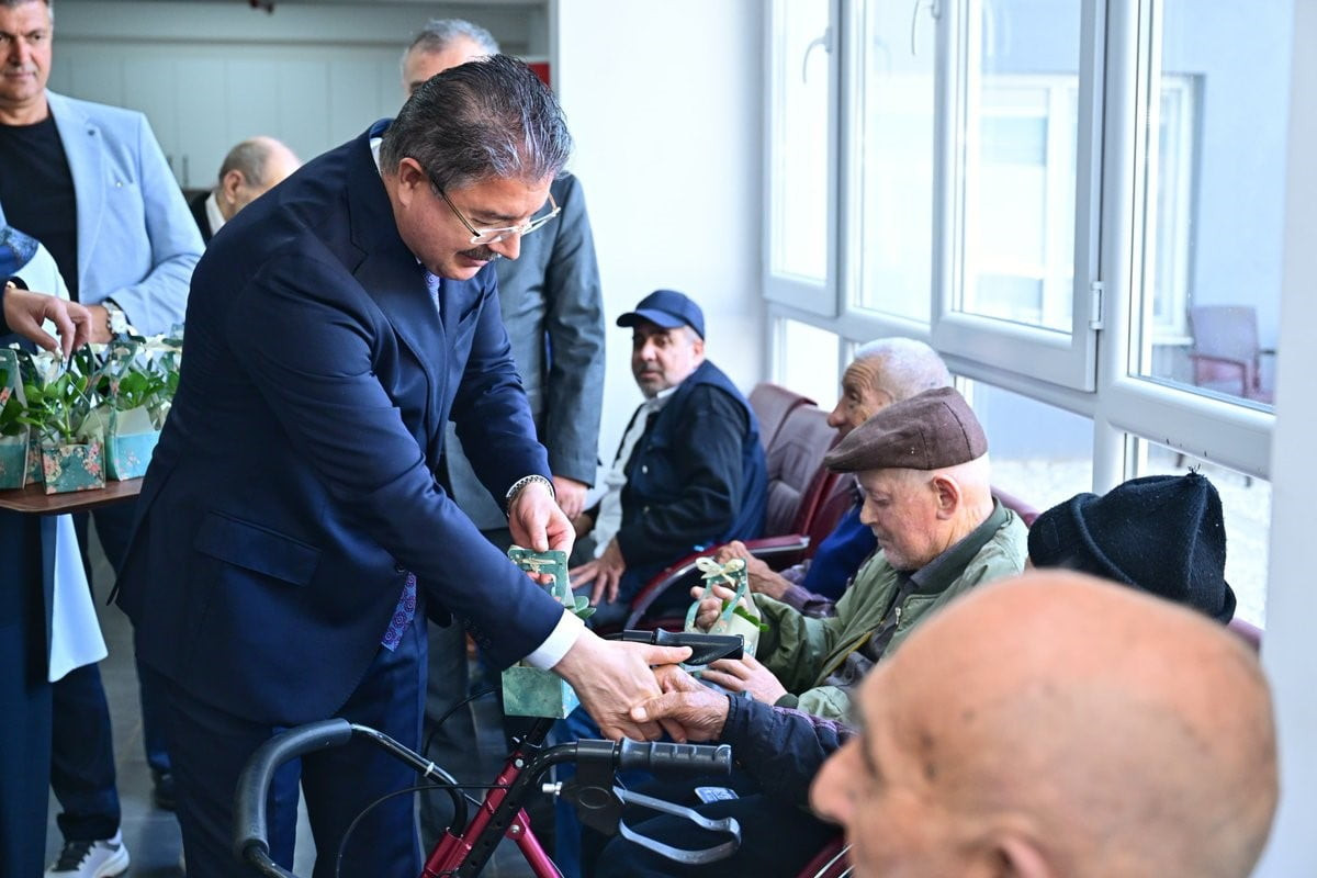 ESKİŞEHİR VALİSİ DR. ERDİNÇ YILMAZ, BABALAR GÜNÜ DOLAYISIYLA FETHİ YILMAZ SEZER YAŞLI BAKIM VE...