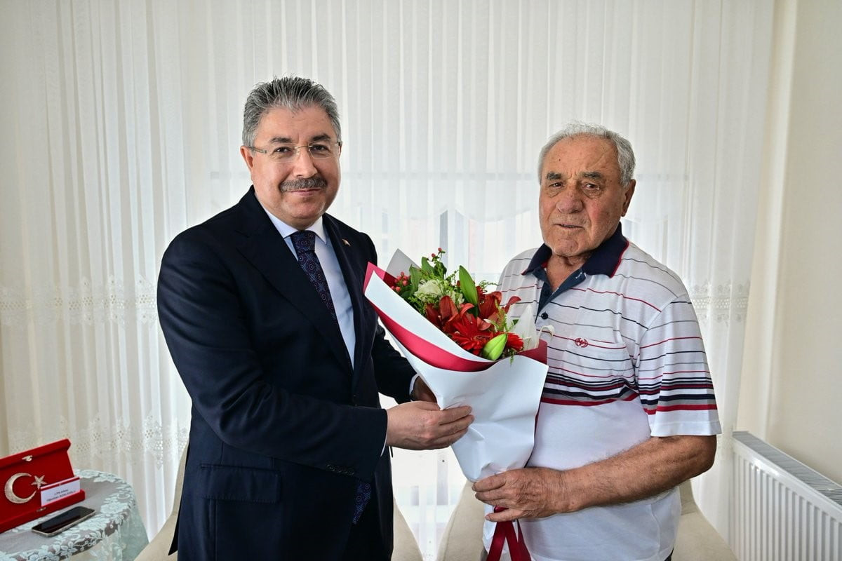 ESKİŞEHİR VALİSİ DR. ERDİNÇ YILMAZ, BABALAR GÜNÜ DOLAYISIYLA ŞEHİT JANDARMA PİLOT KIDEMLİ ALBAY...