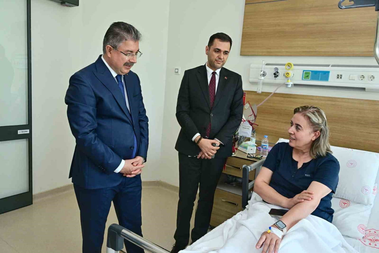 ESKİŞEHİR VALİSİ DR. ERDİNÇ YILMAZ, ESKİŞEHİR ŞEHİR HASTANESİNDE GEÇİRDİĞİ AMELİYATIN ARDINDAN...