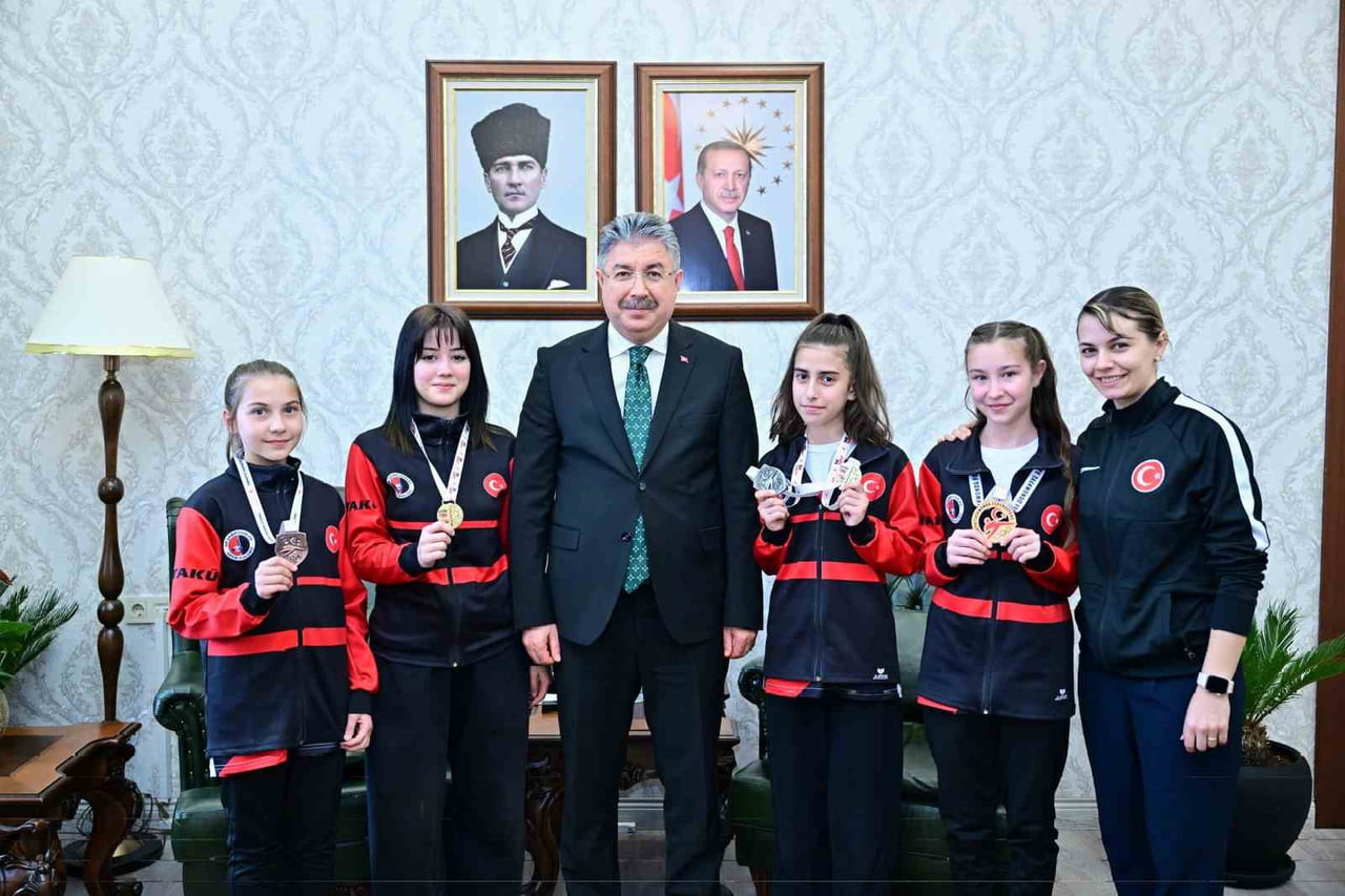 ESKİŞEHİR VALİSİ DR. ERDİNÇ YILMAZ, GK ŞAMPİYONLAR SPOR KULÜBÜ ANTRENÖRÜ VE SPORCUSU GÜLSENA...