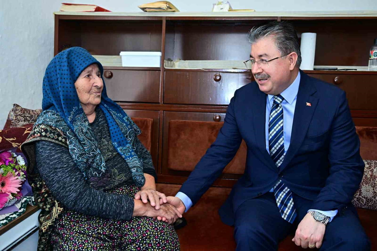 ESKİŞEHİR VALİSİ DR. ERDİNÇ YILMAZ, HANE ZİYARETLERİ KAPSAMINDA GÜLPINAR MAHALLESİ’NDE İKAMET EDEN...