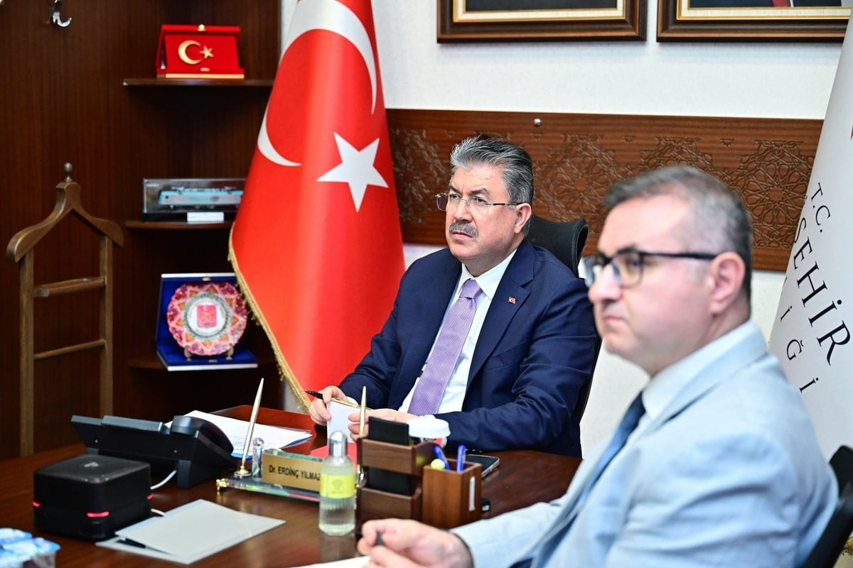 ESKİŞEHİR VALİSİ DR. ERDİNÇ YILMAZ, İÇİŞLERİ BAKANI MUSTAFA ÇİFTÇİ BAŞKANLIĞINDA VİDEO KONFERANS...