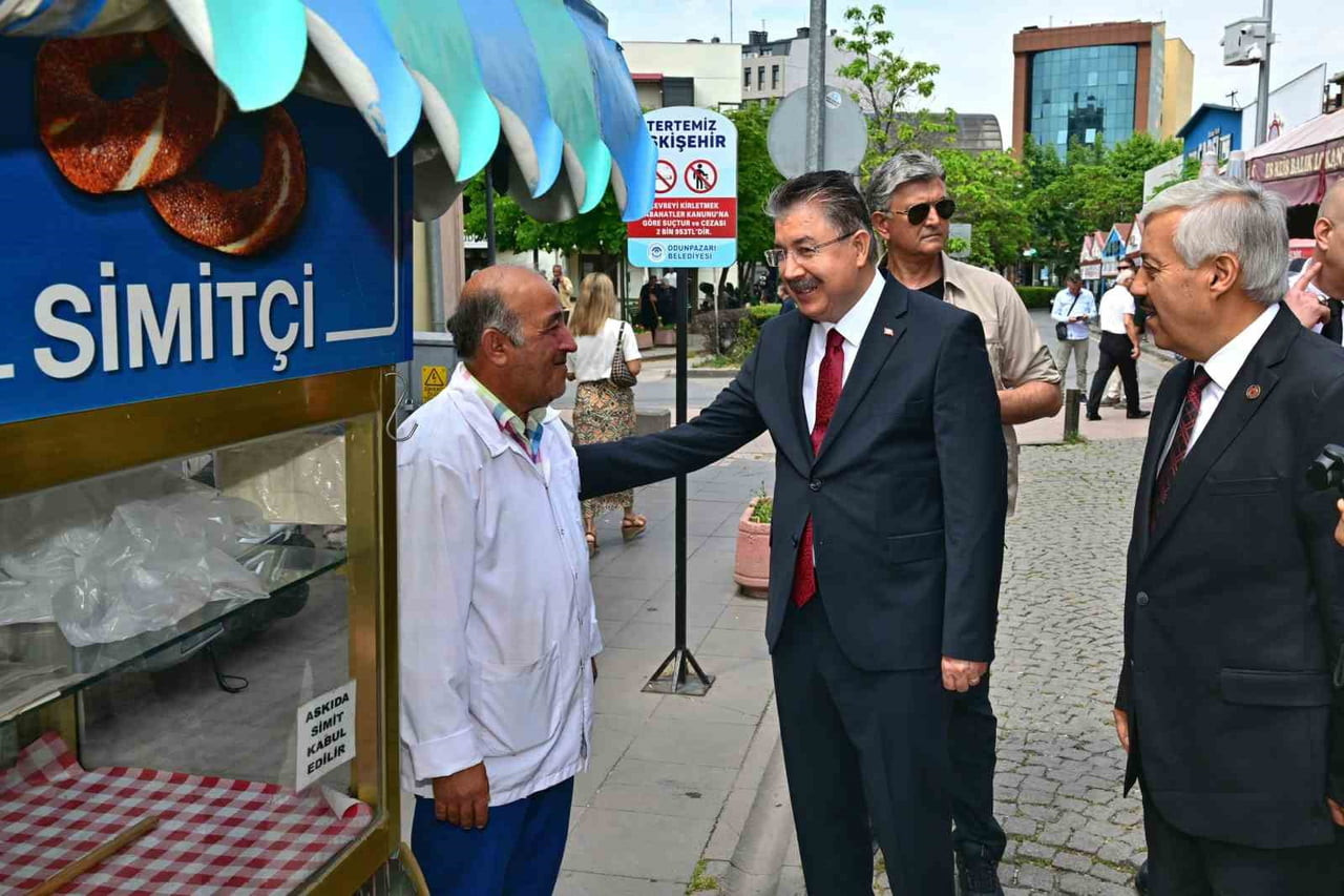 ESKİŞEHİR VALİSİ DR. ERDİNÇ YILMAZ, İL MERKEZİNDE FAALİYET GÖSTEREN ESNAF VE VATANDAŞLARA YÖNELİK...