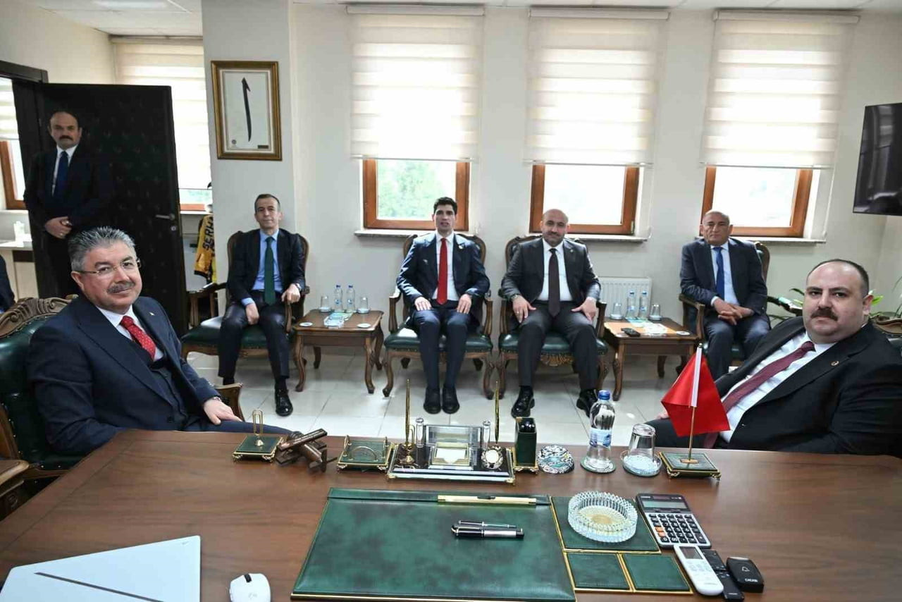 ESKİŞEHİR VALİSİ DR. ERDİNÇ YILMAZ, İNÖNÜ BELEDİYE BAŞKANI SERHAT HAMAMCI’YI MAKAMINDA ZİYARET...