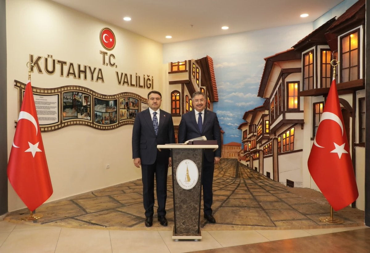 ESKİŞEHİR VALİSİ DR. ERDİNÇ YILMAZ, KÜTAHYA VALİSİ MUSA IŞIN'I MAKAMINDA ZİYARET EDEREK İKİ ŞEHİR...