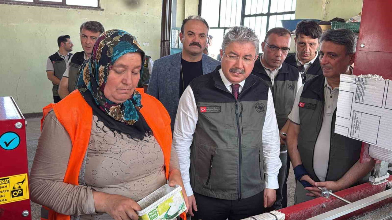 ESKİŞEHİR VALİSİ DR. ERDİNÇ YILMAZ VE ORMAN BÖLGE MÜDÜRÜ RİFAT ATAŞ, ESKİŞEHİR ORMAN FİDANLIĞI’NI...