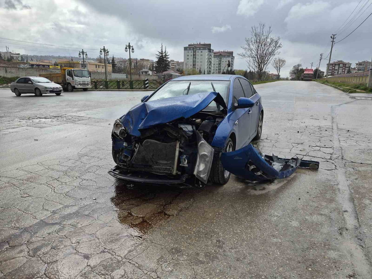 ESKİŞEHİR'DE 'DUR' LEVHASINA UYMAYAN OTOMOBİLİN ARA SOKAKTAN ÇIKAN ÇÖP KAMYONUNA ÇARPMASI SONUCU...