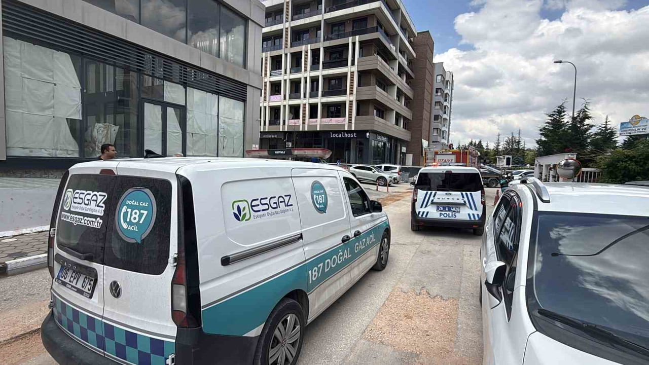 ESKİŞEHİR'DE 10 KATLI BİR BİNANIN BODRUM KATINDA ASANSÖR DEVRELERİNDEN KAYNAKLI KÜÇÜK ÇAPLI YANGIN...