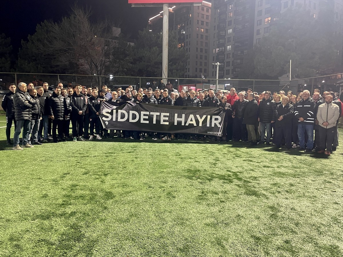 Eskişehir'de, 1'inci Amatör Küme'de oynanan karşılaşmada hakemi darbeden futbolcu ile kulüp...