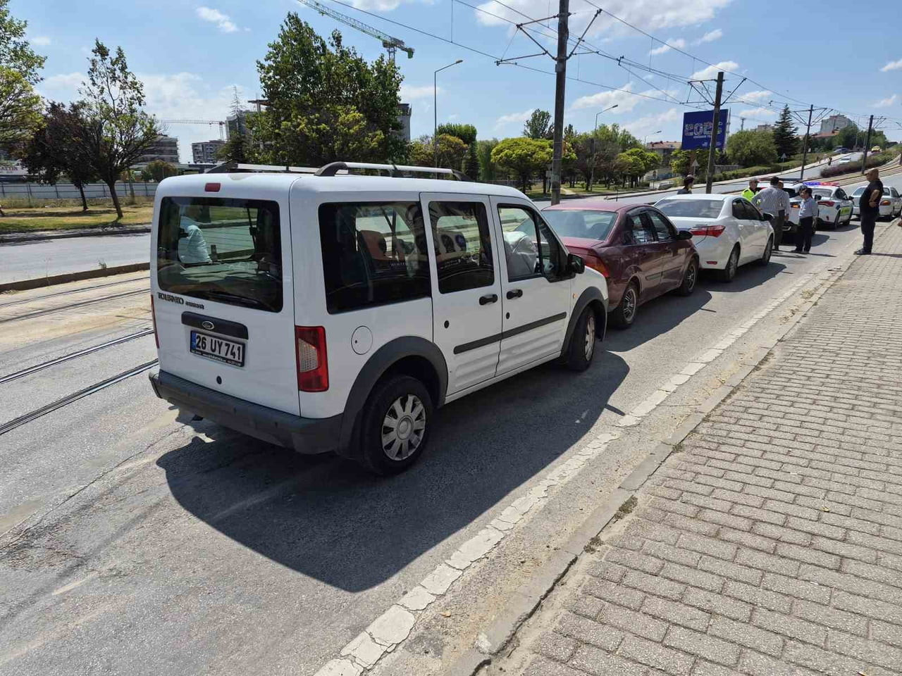 ESKİŞEHİR'DE 3 ARACIN KARIŞTIĞI ZİNCİRLEME TRAFİK KAZASI MADDİ HASAR İLE ATLATILDI.
