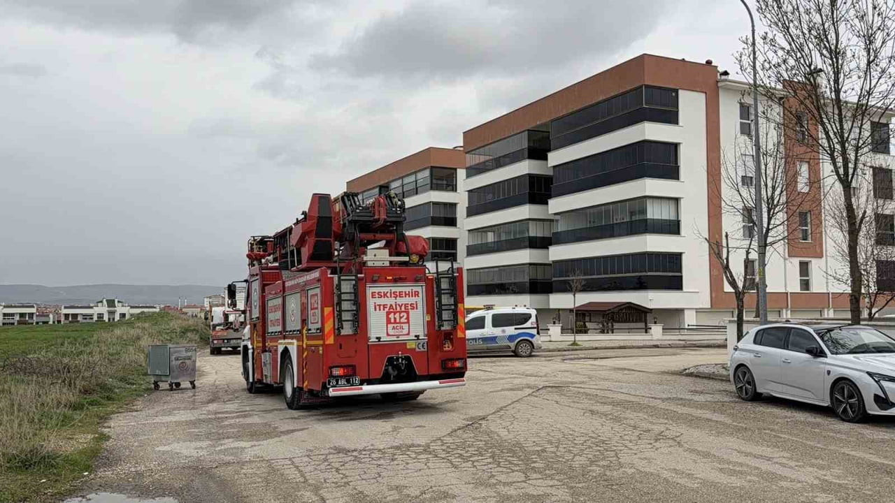 ESKİŞEHİR'DE 4 BİNANIN EN ÜST KATINDA ÜTÜ SEBEBİ İLE ÇIKAN YANGIN PANİĞE NEDEN OLDU.