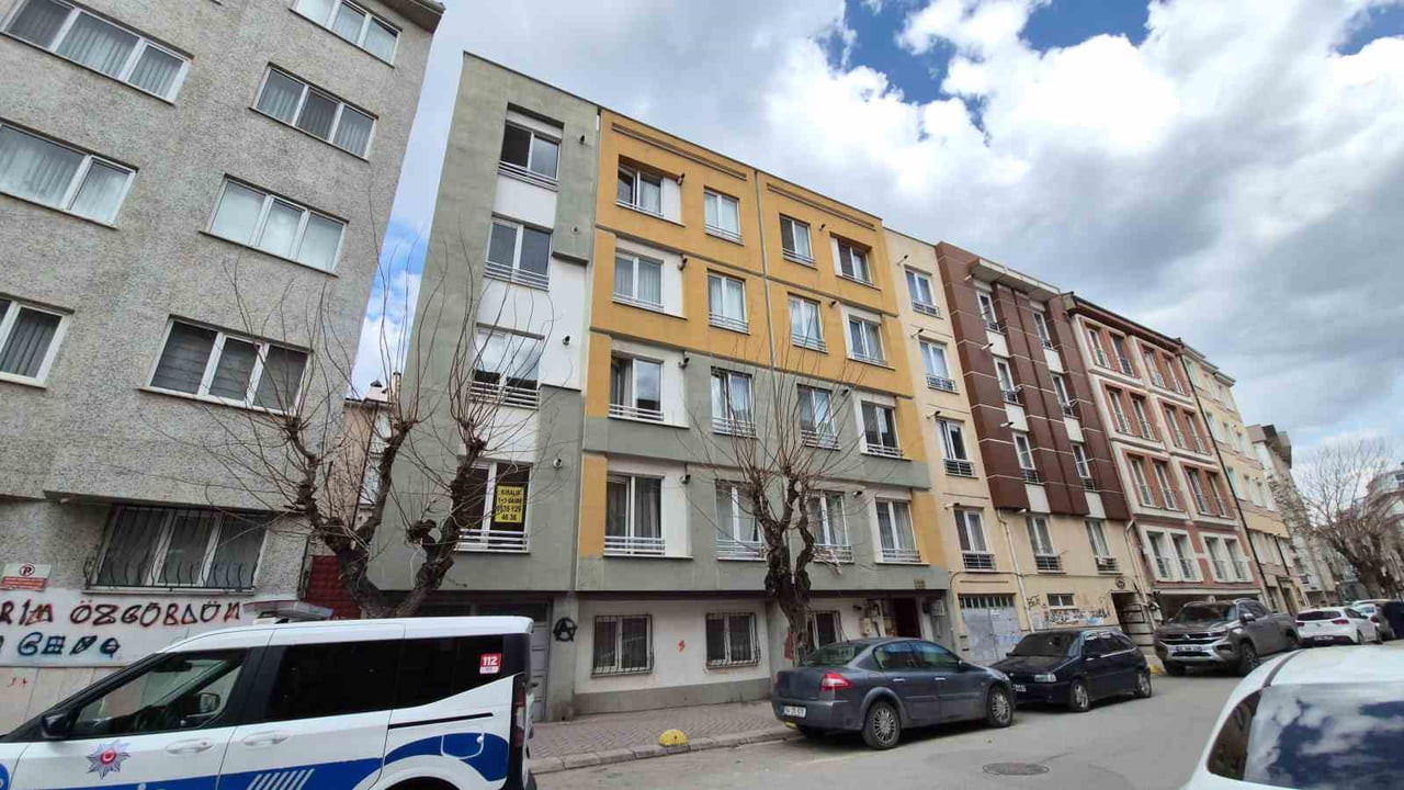 ESKİŞEHİR'DE 4'ÜNCÜ KATTAN DÜŞEREK AĞIR YARALANAN 20 YAŞINDAKİ KIZ ÖĞRENCİ HASTANEYE...