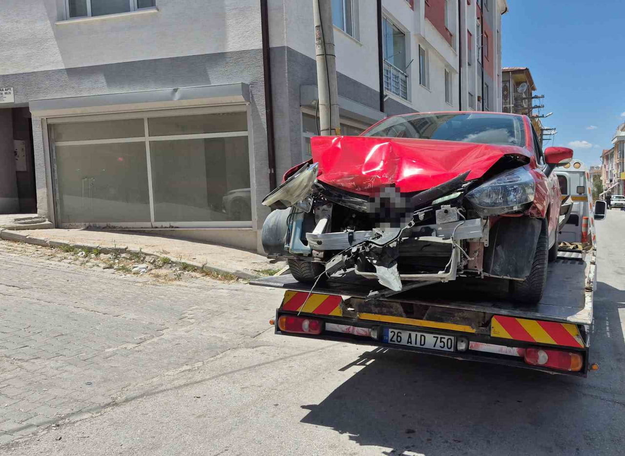 ESKİŞEHİR'DE ALKOLLÜ VE EHLİYETSİZ SÜRÜCÜNÜN KONTROLÜNDEN ÇIKAN OTOMOBİLİN PARK HALİNDEKİ ARAÇLARA...
