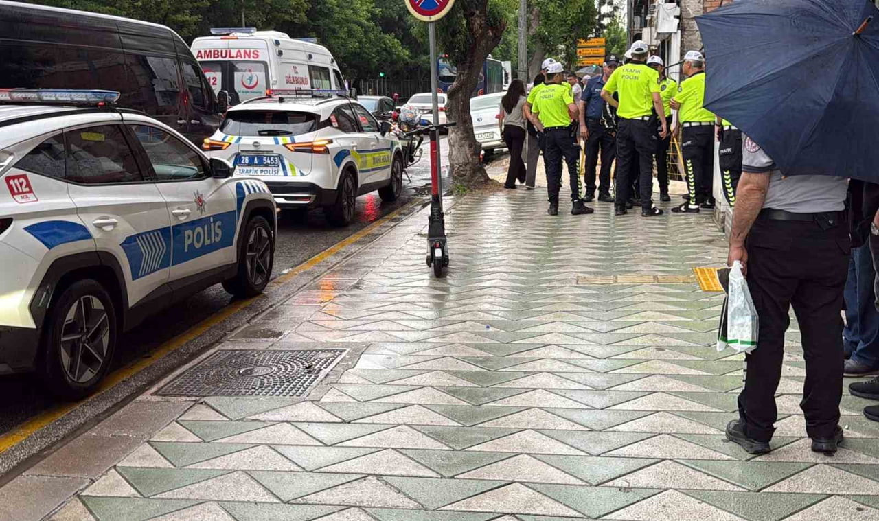ESKİŞEHİR'DE ARACINI 'DURAKLAMA VE PARK ETMEK YASAKTIR' LEVHASININ HEMEN ÖNÜNE HATALI ŞEKİLDE ARAÇ...