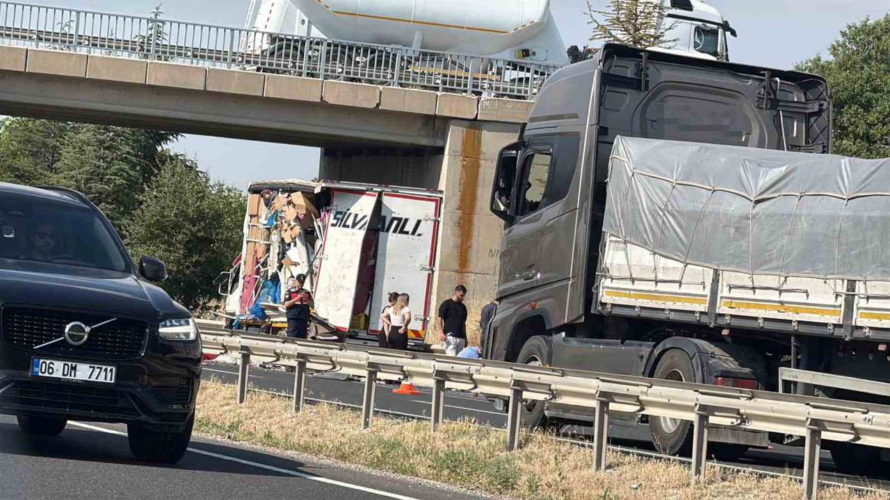 ESKİŞEHİR'DE ARIZA NEDENİYLE YOLDA DURAN KAMYONETE TIRIN ÇARPMASI SONUCU 1 KİŞİ YARALANIRKEN...