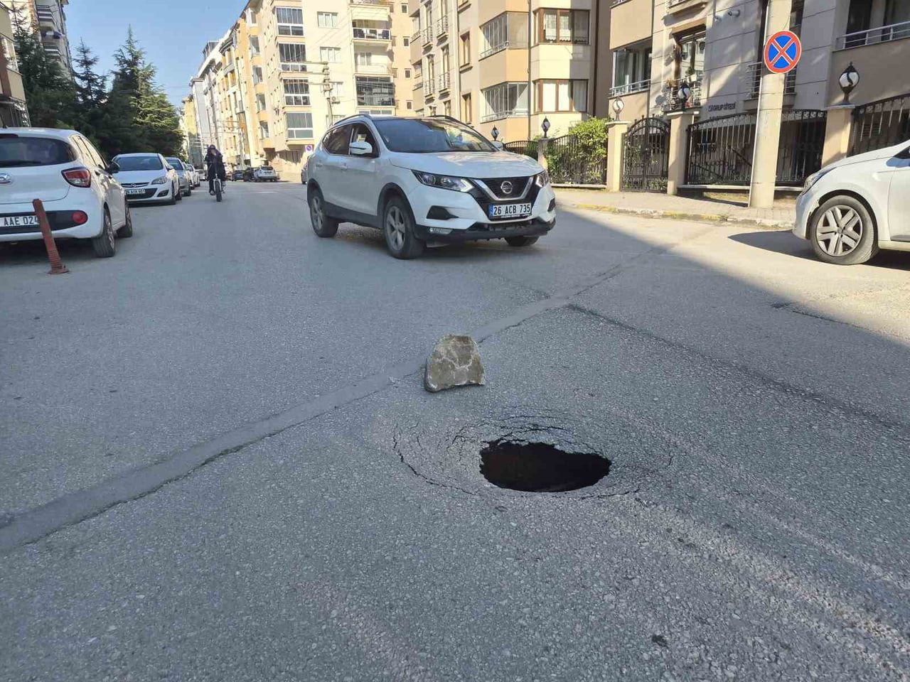 ESKİŞEHİR'DE ASFALT YOLDA ÇÖKME MEYDANA GELDİ, SÜRÜCÜLER ZOR ANLAR YAŞADI.