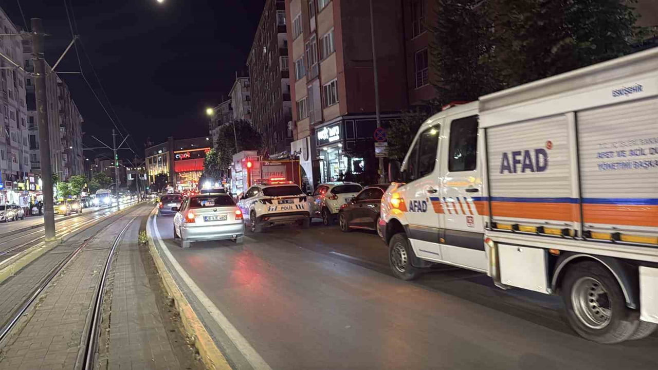 ESKİŞEHİR'DE BİR APARTMANIN HAVALANDIRMA BOŞLUĞUNDA ÇIKAN YANGIN PANİĞE NEDEN OLURKEN, DUMANLARIN...