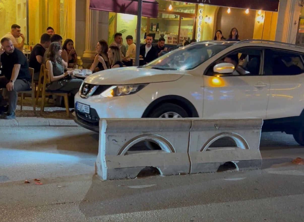 ESKİŞEHİR'DE BİR ARA SOKAKTA SES KİRLİLİĞİ YAPAN ARAÇLARDAN BİRİNİN TAKTIRDIĞI KAMYON KORNASINI...