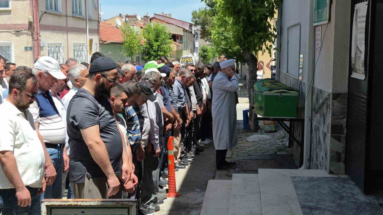 ESKİŞEHİR'DE BİR ARACIN GERİ MANEVRASI YAPTIĞI SIRADA ÇARPMASI SONUCU HAYATINI KAYBEDEN 86...