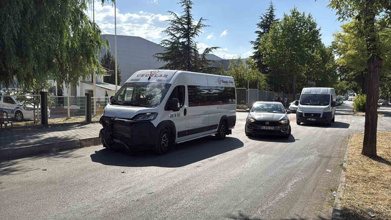 ESKİŞEHİR'DE BİR İŞÇİ SERVİSİ İLE OTOMOBİLİN ÇARPIŞMASI SONUCU MEYDANA GELEN TRAFİK KAZASINDA...