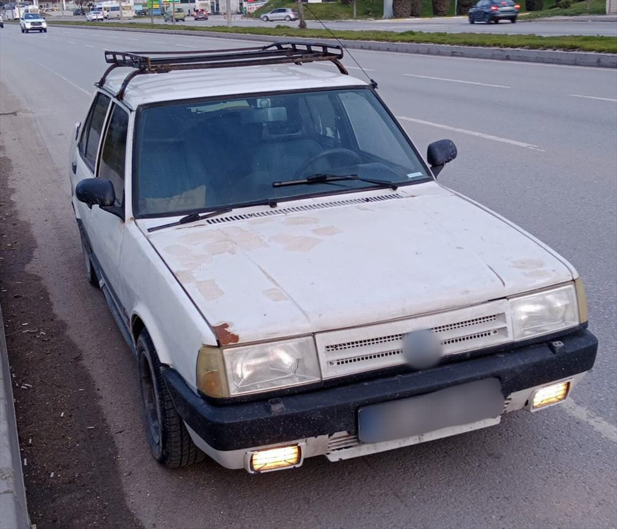 Eskişehir'de bir otomobili iterek çaldıkları tespit edilen 3 zanlı yakalandı. Zanlıların farklı...