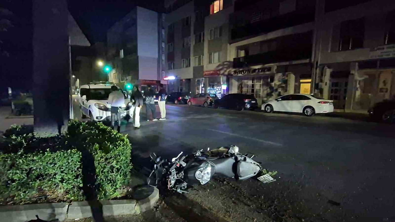 ESKİŞEHİR'DE, BİR OTOMOBİLİN KASİSTEN GEÇTİĞİ ESNADA ARKADAN GELEN MOTOSİKLETİN ÇARPMASI SONUCU...