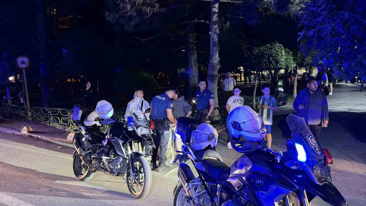 ESKİŞEHİR'DE BİR PARKTA BİRLİKTE ALKOL ALAN 3 KİŞİ ARASINDA ÇIKAN TARTIŞMA, İÇKİ ŞİŞELİ KAVGAYA...