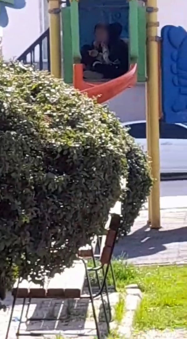ESKİŞEHİR'DE BİR PARKTAKİ KAYDIRAĞIN GÖVDESİNDE SİGARA İÇEN ÇOCUKLAR KAMERAYA YANSIDI