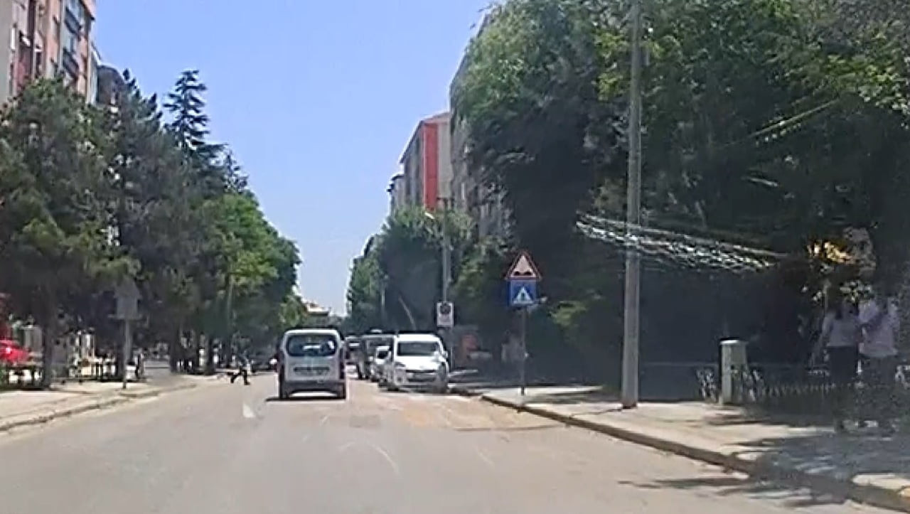 ESKİŞEHİR'DE BİR VATANDAŞ YAYA GEÇİTİNDEN GEÇMEYE ÇALIŞACAĞI SIRADA CADDEDEN GELEN ARACA DUR...