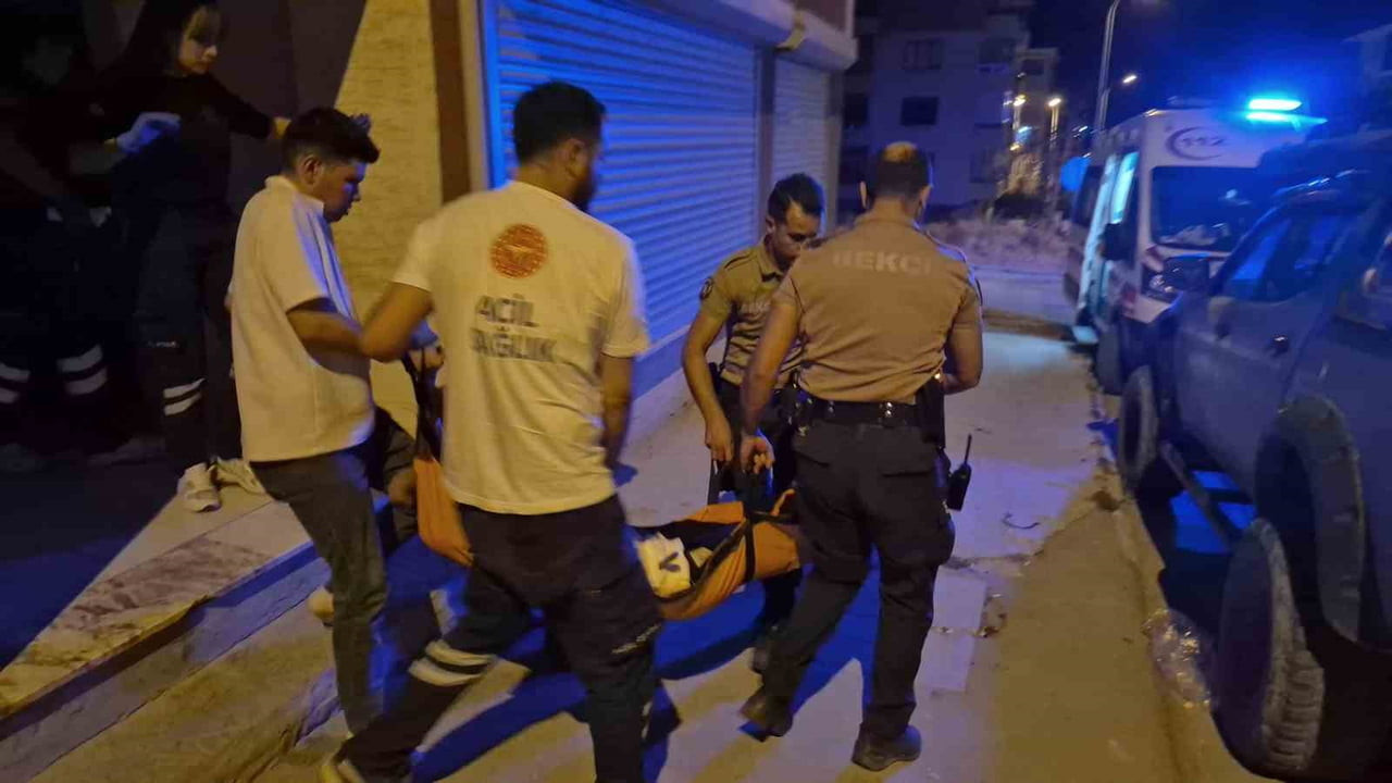 ESKİŞEHİR'DE BUNALIMA GİRİP KENDİ KARNINA BIÇAK SAPLAYAN ŞAHIS HASTANEYE KALDIRILDI.