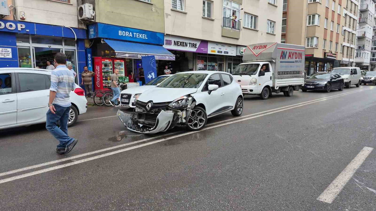 ESKİŞEHİR'DE CADDEDE U DÖNÜŞÜ YAPMAYA ÇALIŞAN OTOMOBİLİN MOTOSİKLETLE ÇARPIŞMASI SONUCU...