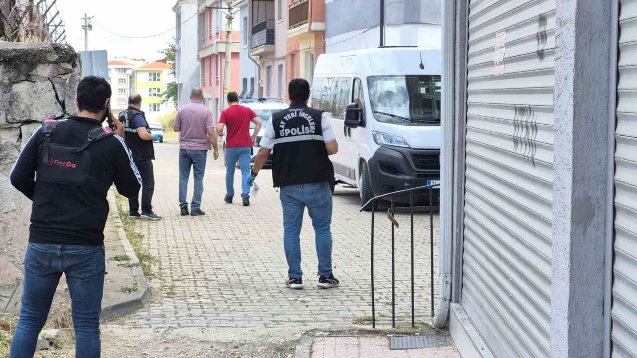 ESKİŞEHİR'DE ÇIKAN KAVGADA 17 YAŞINDAKİ ŞÜPHELİ TARAFINDAN POMPALI TÜFEKLE VURULAN BİR KİŞİ...